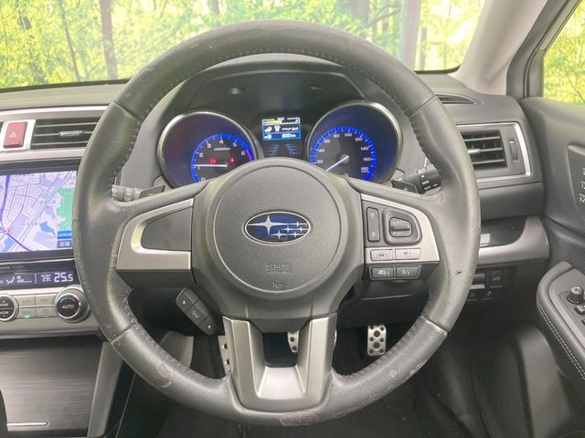 �C���e���A�ɍ��킹���f�U�C���̃X�e�A�����O�́A�^�]�������̂��Ƃ��l���A�^�]���₷���`��A�傫���ł��B�����x�A���ۂɐG���Ă��m���߂��������B