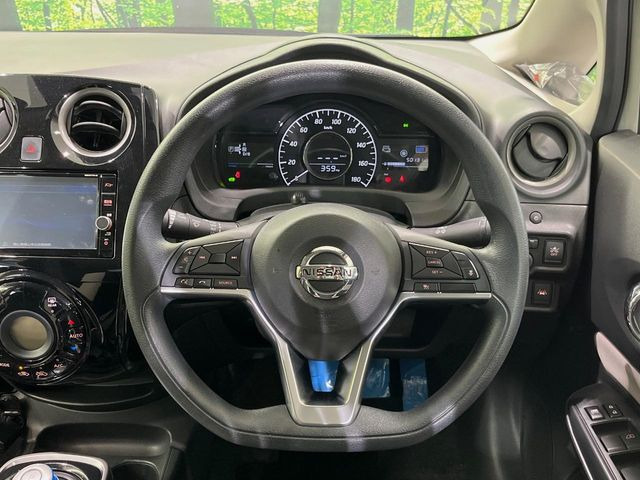 �C���e���A�ɍ��킹���f�U�C���̃X�e�A�����O�́A�^�]�������̂��Ƃ��l���A�^�]���₷���`��A�傫���ł��B�����x�A���ۂɐG���Ă��m���߂��������B