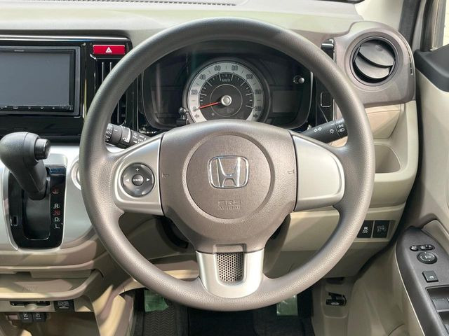 �C���e���A�ɍ��킹���f�U�C���̃X�e�A�����O�́A�^�]�������̂��Ƃ��l���A�^�]���₷���`��A�傫���ł��B�����x�A���ۂɐG���Ă��m���߂��������B