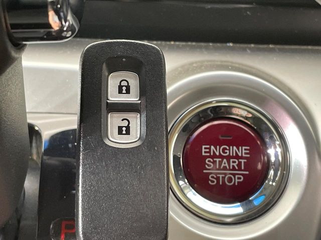 �yHonda�X�}�[�g�L�[�z�J�o����|�P�b�g�ɓ��ꂽ�܂܂ł��h�A�̎{���E�������\�ȃX�}�[�g�L�[�𑕔��B�G���W���̃I���E�I�t�����J�M�����o���K�v����������Ƃ��Ă��֗��ł���