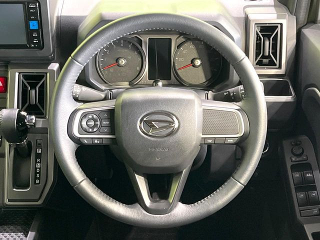 �C���e���A�ɍ��킹���f�U�C���̃X�e�A�����O�́A�^�]�������̂��Ƃ��l���A�^�]���₷���`��A�傫���ł��B�����x�A���ۂɐG���Ă��m���߂��������B