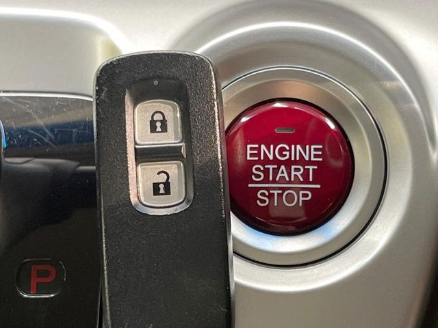 �yHonda�X�}�[�g�L�[�z�J�o����|�P�b�g�ɓ��ꂽ�܂܂ł��h�A�̎{���E�������\�ȃX�}�[�g�L�[�𑕔��B�G���W���̃I���E�I�t�����J�M�����o���K�v����������Ƃ��Ă��֗��ł���