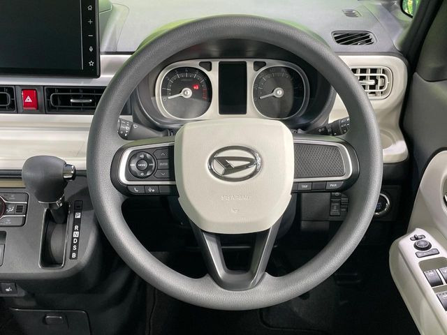 �C���e���A�ɍ��킹���f�U�C���̃X�e�A�����O�́A�^�]�������̂��Ƃ��l���A�^�]���₷���`��A�傫���ł��B�����x�A���ۂɐG���Ă��m���߂��������B