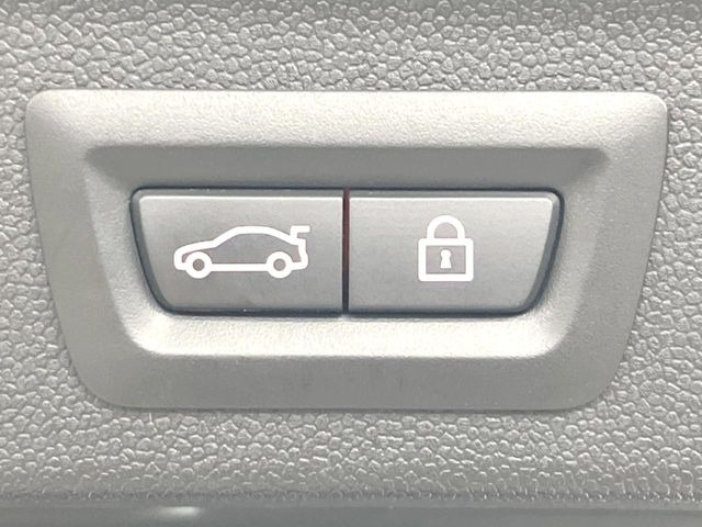 ●電動リアゲート:ワンタッチでリアゲートの開閉ができ、荷物などで両手が塞がっている状態でも簡単に開閉ができる便利機能です。