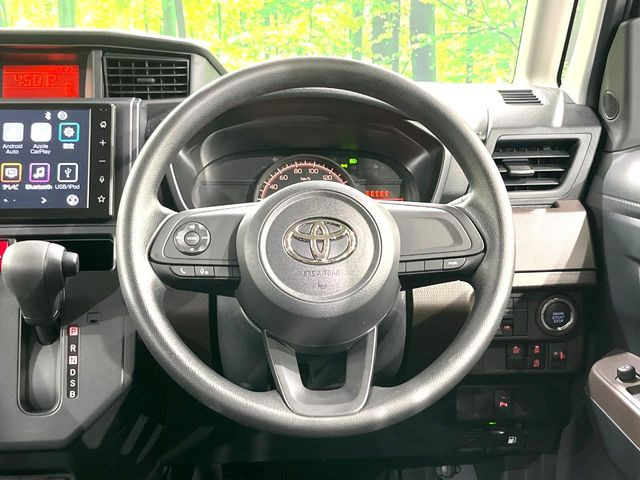 �C���e���A�ɍ��킹���f�U�C���̃X�e�A�����O�́A�^�]�������̂��Ƃ��l���A�^�]���₷���`��A�傫���ł��B�����x�A���ۂɐG���Ă��m���߂��������B