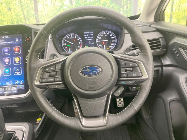 �C���e���A�ɍ��킹���f�U�C���̃X�e�A�����O�́A�^�]�������̂��Ƃ��l���A�^�]���₷���`��A�傫���ł��B�����x�A���ۂɐG���Ă��m���߂��������B
