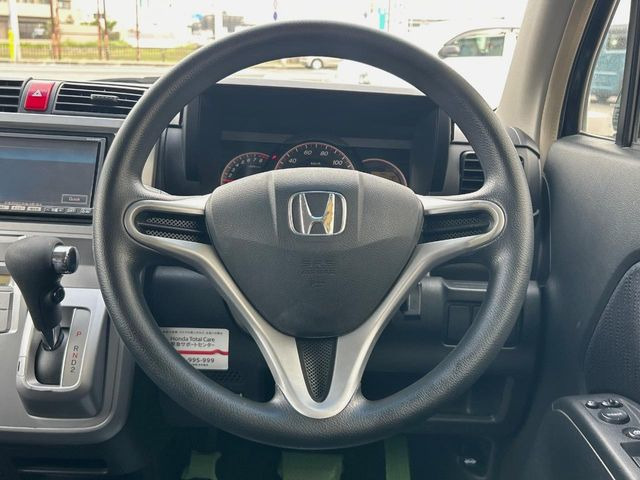 �C���e���A�ɍ��킹���f�U�C���̃X�e�A�����O�́A�^�]�������̂��Ƃ��l���A�^�]���₷���`��A�傫���ł��B�����x�A���ۂɐG���Ă��m���߂��������B