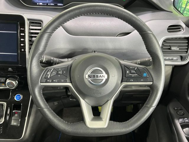 �C���e���A�ɍ��킹���f�U�C���̃X�e�A�����O�́A�^�]�������̂��Ƃ��l���A�^�]���₷���`��A�傫���ł��B�����x�A���ۂɐG���Ă��m���߂��������B