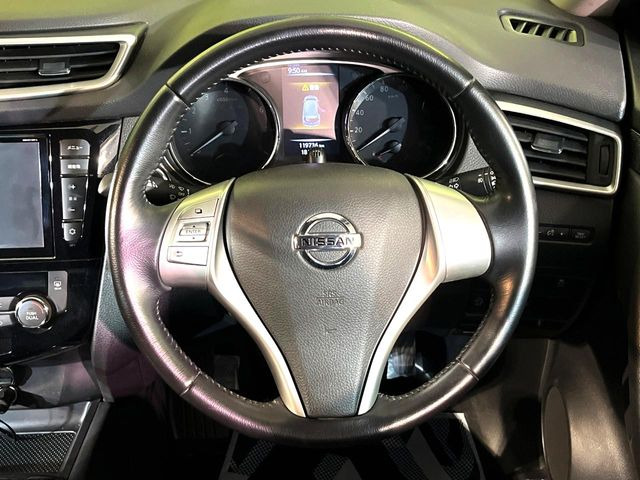 �C���e���A�ɍ��킹���f�U�C���̃X�e�A�����O�́A�^�]�������̂��Ƃ��l���A�^�]���₷���`��A�傫���ł��B�����x�A���ۂɐG���Ă��m���߂��������B