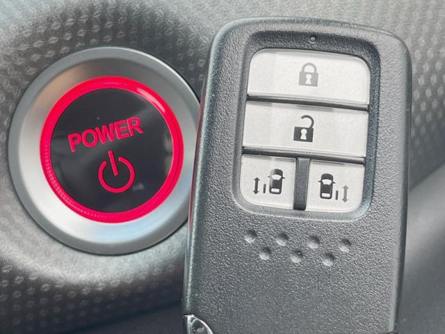 �yHonda�X�}�[�g�L�[�z�J�o����|�P�b�g�ɓ��ꂽ�܂܂ł��h�A�̎{���E�������\�ȃX�}�[�g�L�[�𑕔��B�G���W���̃I���E�I�t�����J�M�����o���K�v����������Ƃ��Ă��֗��ł���
