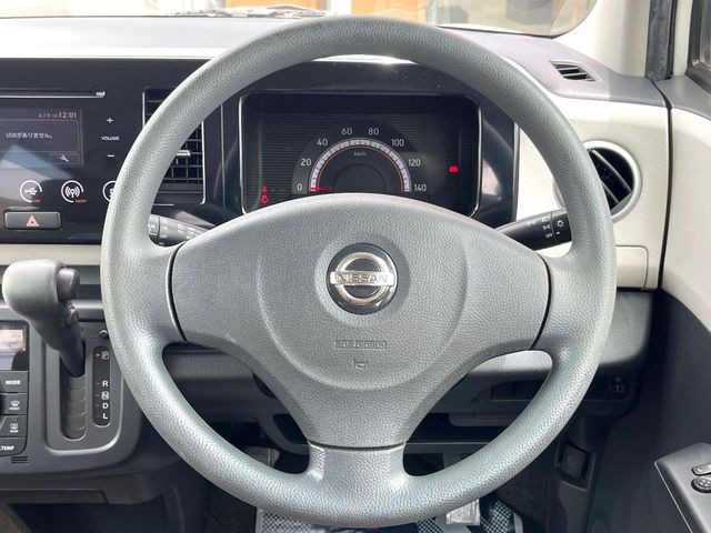 �C���e���A�ɍ��킹���f�U�C���̃X�e�A�����O�́A�^�]�������̂��Ƃ��l���A�^�]���₷���`��A�傫���ł��B�����x�A���ۂɐG���Ă��m���߂��������B