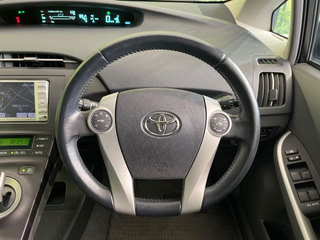 �C���e���A�ɍ��킹���f�U�C���̃X�e�A�����O�́A�^�]�������̂��Ƃ��l���A�^�]���₷���`��A�傫���ł��B�����x�A���ۂɐG���Ă��m���߂��������B