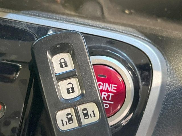 �yHonda�X�}�[�g�L�[�z�J�o����|�P�b�g�ɓ��ꂽ�܂܂ł��h�A�̎{���E�������\�ȃX�}�[�g�L�[�𑕔��B�G���W���̃I���E�I�t�����J�M�����o���K�v����������Ƃ��Ă��֗��ł���