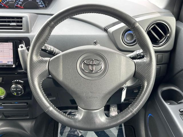 �C���e���A�ɍ��킹���f�U�C���̃X�e�A�����O�́A�^�]�������̂��Ƃ��l���A�^�]���₷���`��A�傫���ł��B�����x�A���ۂɐG���Ă��m���߂��������B