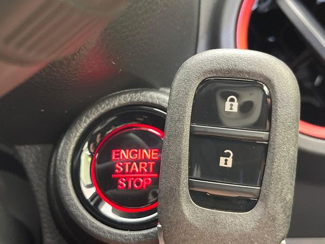 �yHonda�X�}�[�g�L�[�z�J�o����|�P�b�g�ɓ��ꂽ�܂܂ł��h�A�̎{���E�������\�ȃX�}�[�g�L�[�𑕔��B�G���W���̃I���E�I�t�����J�M�����o���K�v����������Ƃ��Ă��֗��ł���