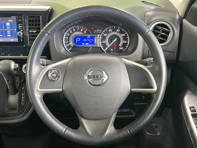 �C���e���A�ɍ��킹���f�U�C���̃X�e�A�����O�́A�^�]�������̂��Ƃ��l���A�^�]���₷���`��A�傫���ł��B�����x�A���ۂɐG���Ă��m���߂��������B