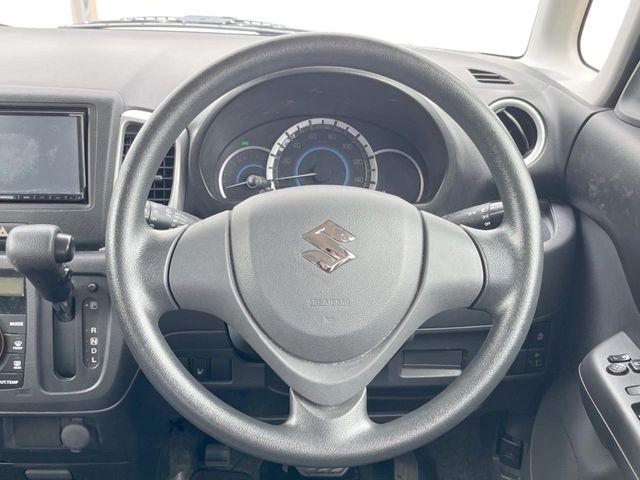 �C���e���A�ɍ��킹���f�U�C���̃X�e�A�����O�́A�^�]�������̂��Ƃ��l���A�^�]���₷���`��A�傫���ł��B�����x�A���ۂɐG���Ă��m���߂��������B