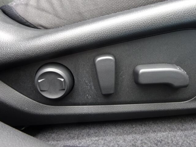 運転席はパワーシートです。