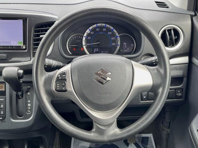 �C���e���A�ɍ��킹���f�U�C���̃X�e�A�����O�́A�^�]�������̂��Ƃ��l���A�^�]���₷���`��A�傫���ł��B�����x�A���ۂɐG���Ă��m���߂��������B