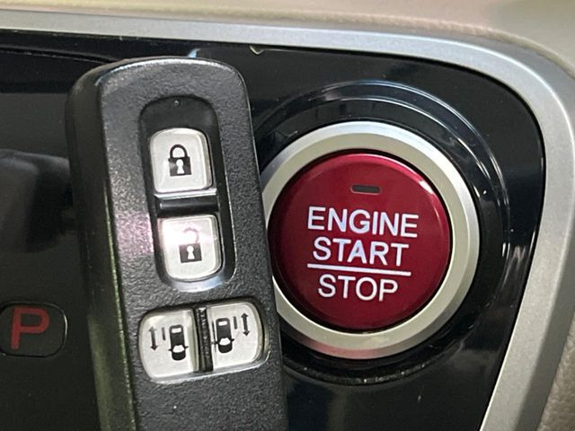 �yHonda�X�}�[�g�L�[�z�J�o����|�P�b�g�ɓ��ꂽ�܂܂ł��h�A�̎{���E�������\�ȃX�}�[�g�L�[�𑕔��B�G���W���̃I���E�I�t�����J�M�����o���K�v����������Ƃ��Ă��֗��ł���