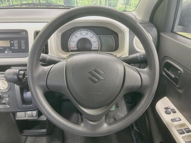 �C���e���A�ɍ��킹���f�U�C���̃X�e�A�����O�́A�^�]�������̂��Ƃ��l���A�^�]���₷���`��A�傫���ł��B�����x�A���ۂɐG���Ă��m���߂��������B