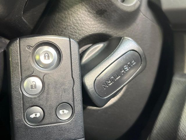 �yHonda�X�}�[�g�L�[�z�J�o����|�P�b�g�ɓ��ꂽ�܂܂ł��h�A�̎{���E�������\�ȃX�}�[�g�L�[�𑕔��B�G���W���̃I���E�I�t�����J�M�����o���K�v����������Ƃ��Ă��֗��ł���