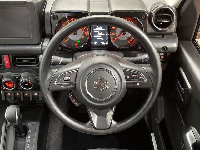 �C���e���A�ɍ��킹���f�U�C���̃X�e�A�����O�́A�^�]�������̂��Ƃ��l���A�^�]���₷���`��A�傫���ł��B�����x�A���ۂɐG���Ă��m���߂��������B