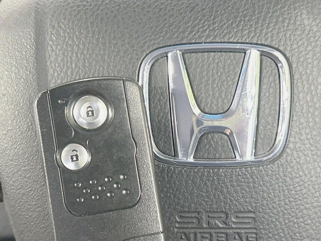 �yHonda�X�}�[�g�L�[�z�J�o����|�P�b�g�ɓ��ꂽ�܂܂ł��h�A�̎{���E�������\�ȃX�}�[�g�L�[�𑕔��B�G���W���̃I���E�I�t�����J�M�����o���K�v����������Ƃ��Ă��֗��ł���
