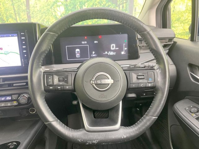 �C���e���A�ɍ��킹���f�U�C���̃X�e�A�����O�́A�^�]�������̂��Ƃ��l���A�^�]���₷���`��A�傫���ł��B�����x�A���ۂɐG���Ă��m���߂��������B