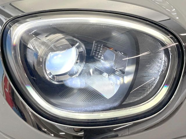 ●LEDヘッドライト:夜間走行時も良好な視界を確保し安心して運転できる高輝度LEDヘッドライトを装備!点灯速度が早く、消費電力も抑えられています。