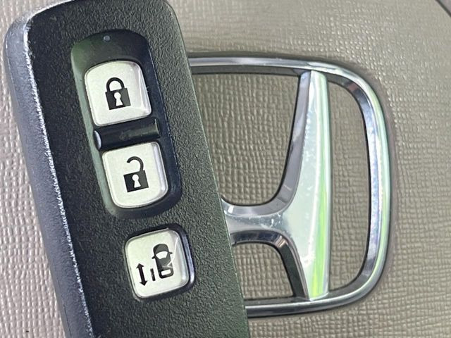 �yHonda�X�}�[�g�L�[�z�J�o����|�P�b�g�ɓ��ꂽ�܂܂ł��h�A�̎{���E�������\�ȃX�}�[�g�L�[�𑕔��B�G���W���̃I���E�I�t�����J�M�����o���K�v����������Ƃ��Ă��֗��ł���