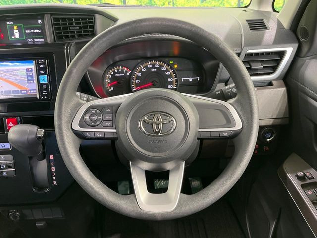 �C���e���A�ɍ��킹���f�U�C���̃X�e�A�����O�́A�^�]�������̂��Ƃ��l���A�^�]���₷���`��A�傫���ł��B�����x�A���ۂɐG���Ă��m���߂��������B