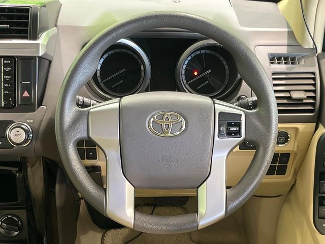 �C���e���A�ɍ��킹���f�U�C���̃X�e�A�����O�́A�^�]�������̂��Ƃ��l���A�^�]���₷���`��A�傫���ł��B�����x�A���ۂɐG���Ă��m���߂��������B