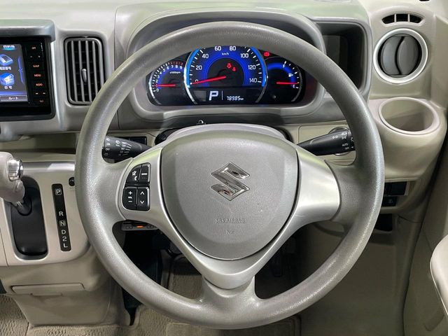 �C���e���A�ɍ��킹���f�U�C���̃X�e�A�����O�́A�^�]�������̂��Ƃ��l���A�^�]���₷���`��A�傫���ł��B�����x�A���ۂɐG���Ă��m���߂��������B