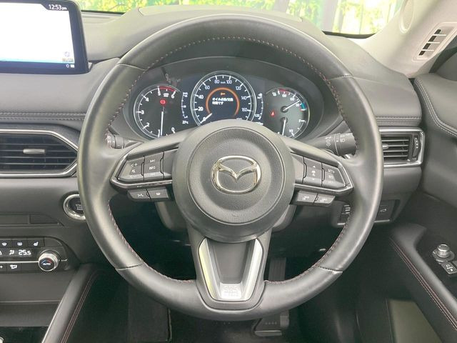 �C���e���A�ɍ��킹���f�U�C���̃X�e�A�����O�́A�^�]�������̂��Ƃ��l���A�^�]���₷���`��A�傫���ł��B�����x�A���ۂɐG���Ă��m���߂��������B