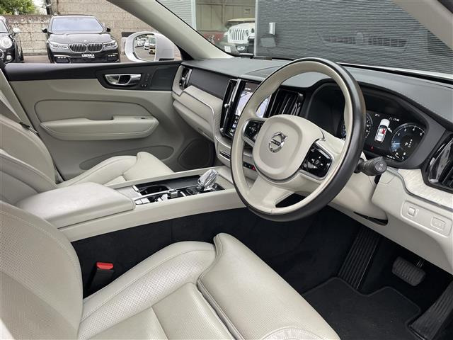 XC60B5 AWD インスクリプション 4WD
