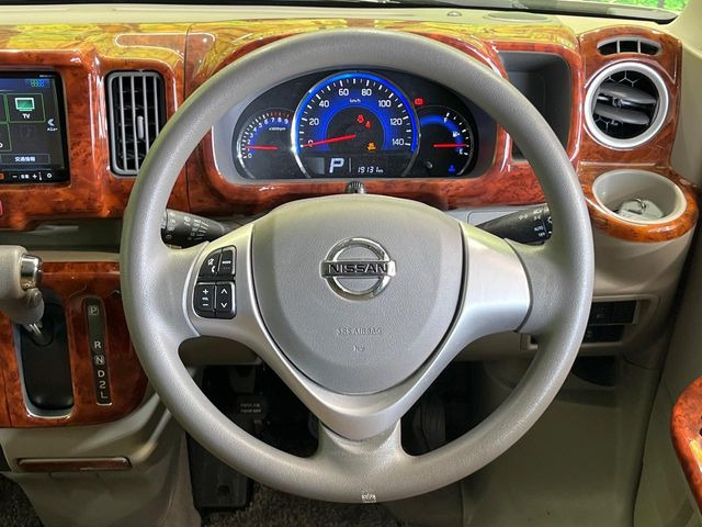 �C���e���A�ɍ��킹���f�U�C���̃X�e�A�����O�́A�^�]�������̂��Ƃ��l���A�^�]���₷���`��A�傫���ł��B�����x�A���ۂɐG���Ă��m���߂��������B