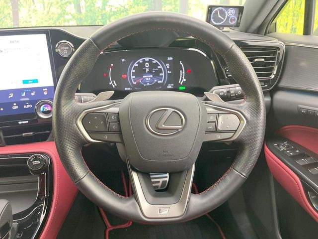 �C���e���A�ɍ��킹���f�U�C���̃X�e�A�����O�́A�^�]�������̂��Ƃ��l���A�^�]���₷���`��A�傫���ł��B�����x�A���ۂɐG���Ă��m���߂��������B