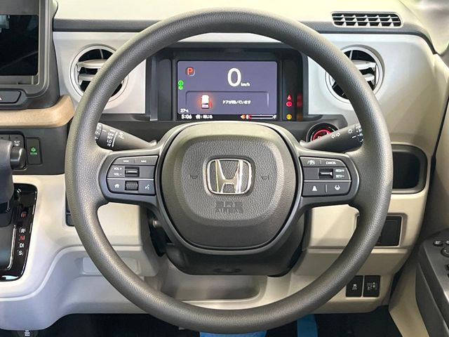 �C���e���A�ɍ��킹���f�U�C���̃X�e�A�����O�́A�^�]�������̂��Ƃ��l���A�^�]���₷���`��A�傫���ł��B�����x�A���ۂɐG���Ă��m���߂��������B