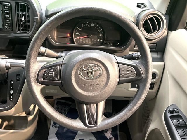 �C���e���A�ɍ��킹���f�U�C���̃X�e�A�����O�́A�^�]�������̂��Ƃ��l���A�^�]���₷���`��A�傫���ł��B�����x�A���ۂɐG���Ă��m���߂��������B