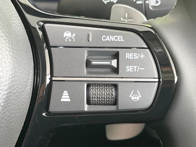 【アダプティブクルーズコントロール】高速道路での長距離走行が楽に!!自動で速度を保つクルーズコントロールが、衝突軽減システムと連携し、前方の車両を感知して車間を保つように速度調節してくれます!!