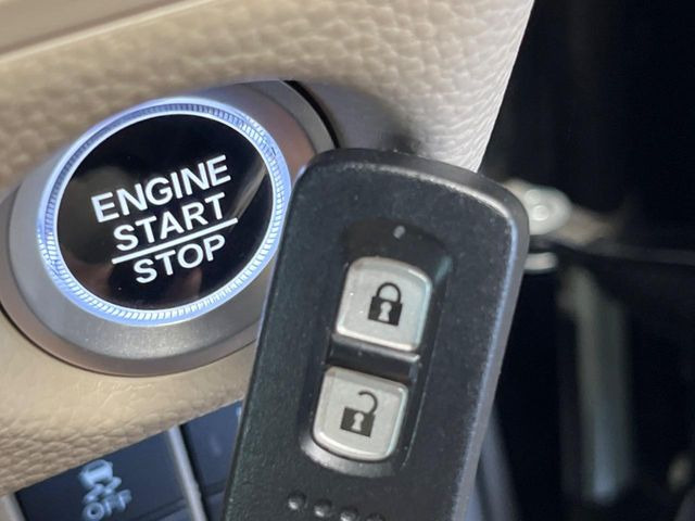 �yHonda�X�}�[�g�L�[�z�J�o����|�P�b�g�ɓ��ꂽ�܂܂ł��h�A�̎{���E�������\�ȃX�}�[�g�L�[�𑕔��B�G���W���̃I���E�I�t�����J�M�����o���K�v����������Ƃ��Ă��֗��ł���