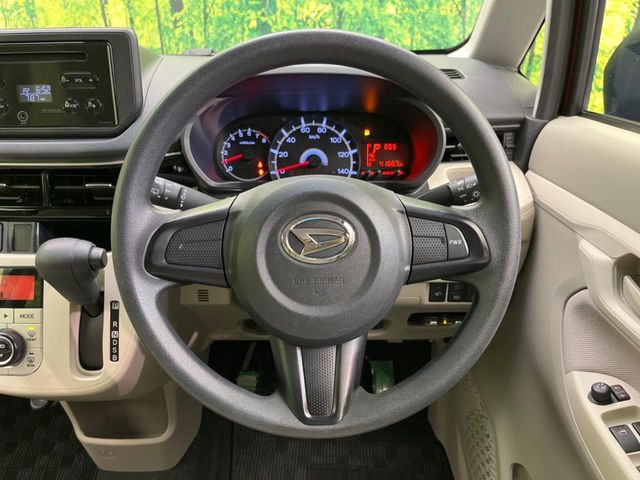 �C���e���A�ɍ��킹���f�U�C���̃X�e�A�����O�́A�^�]�������̂��Ƃ��l���A�^�]���₷���`��A�傫���ł��B�����x�A���ۂɐG���Ă��m���߂��������B