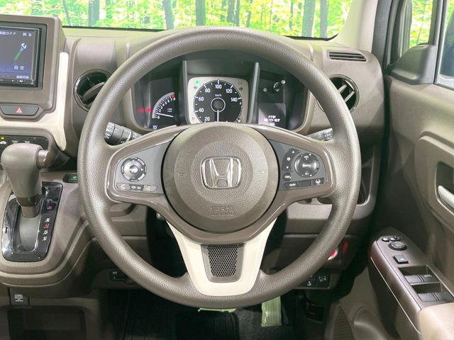 �C���e���A�ɍ��킹���f�U�C���̃X�e�A�����O�́A�^�]�������̂��Ƃ��l���A�^�]���₷���`��A�傫���ł��B�����x�A���ۂɐG���Ă��m���߂��������B