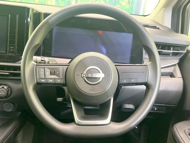 �C���e���A�ɍ��킹���f�U�C���̃X�e�A�����O�́A�^�]�������̂��Ƃ��l���A�^�]���₷���`��A�傫���ł��B�����x�A���ۂɐG���Ă��m���߂��������B