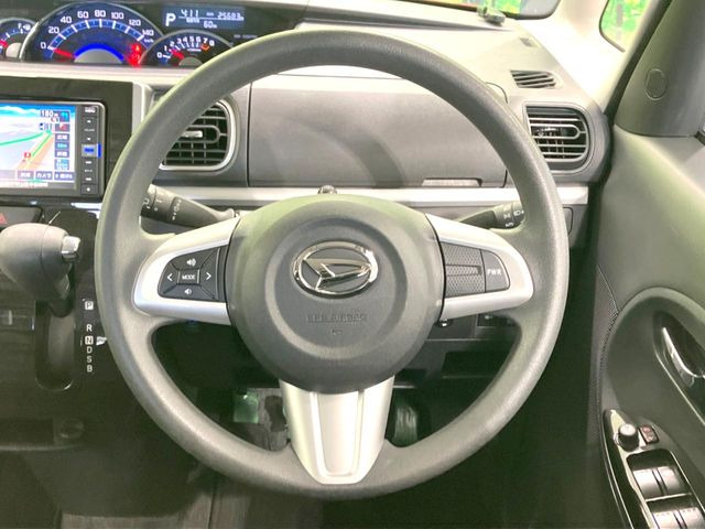 �C���e���A�ɍ��킹���f�U�C���̃X�e�A�����O�́A�^�]�������̂��Ƃ��l���A�^�]���₷���`��A�傫���ł��B�����x�A���ۂɐG���Ă��m���߂��������B