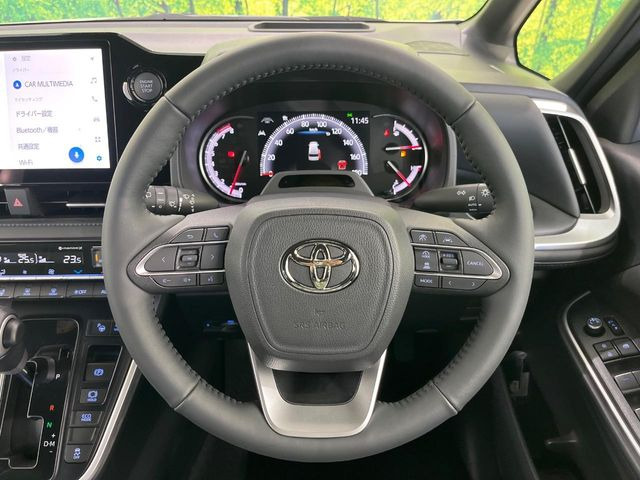 �C���e���A�ɍ��킹���f�U�C���̃X�e�A�����O�́A�^�]�������̂��Ƃ��l���A�^�]���₷���`��A�傫���ł��B�����x�A���ۂɐG���Ă��m���߂��������B