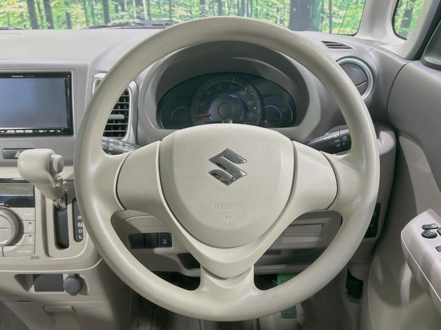 �C���e���A�ɍ��킹���f�U�C���̃X�e�A�����O�́A�^�]�������̂��Ƃ��l���A�^�]���₷���`��A�傫���ł��B�����x�A���ۂɐG���Ă��m���߂��������B