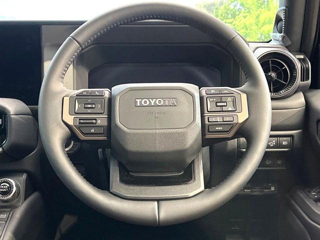 �C���e���A�ɍ��킹���f�U�C���̃X�e�A�����O�́A�^�]�������̂��Ƃ��l���A�^�]���₷���`��A�傫���ł��B�����x�A���ۂɐG���Ă��m���߂��������B