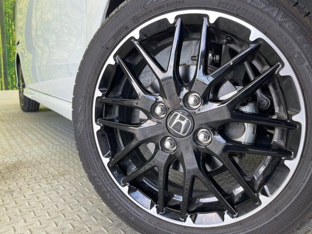 �y����15�C���`�A���~�z�C�[���z�O�ςɃ}�b�`���������A���~�z�C�[���𑕒����Ă���܂��B�e��ЊO�A���~�z�C�[����A�X�^�b�h���X�^�C�����戵�����Ă���܂��B���񂲑��k����������